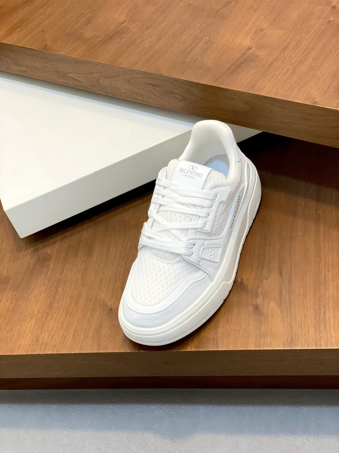 Men's shoes 💰660 Valentino/VALENTINO JOIE DE JOUER couple's low-top sneakers. This sneaker is made of splicing and is decorated with rubber VLOGO SIGNATURE details on the front. The upper is punched and the tongue is decorated with VLOGO SIGNATURE. Logo, with two-color rubber outsole, suede leather fabric lining, logo cowhide insole, fashionable and elegant style, comfortable and breathable for the upper foot, full of personality, and comes with a complete set of original packaging! Code number: 39-44 (38, 45 customized)